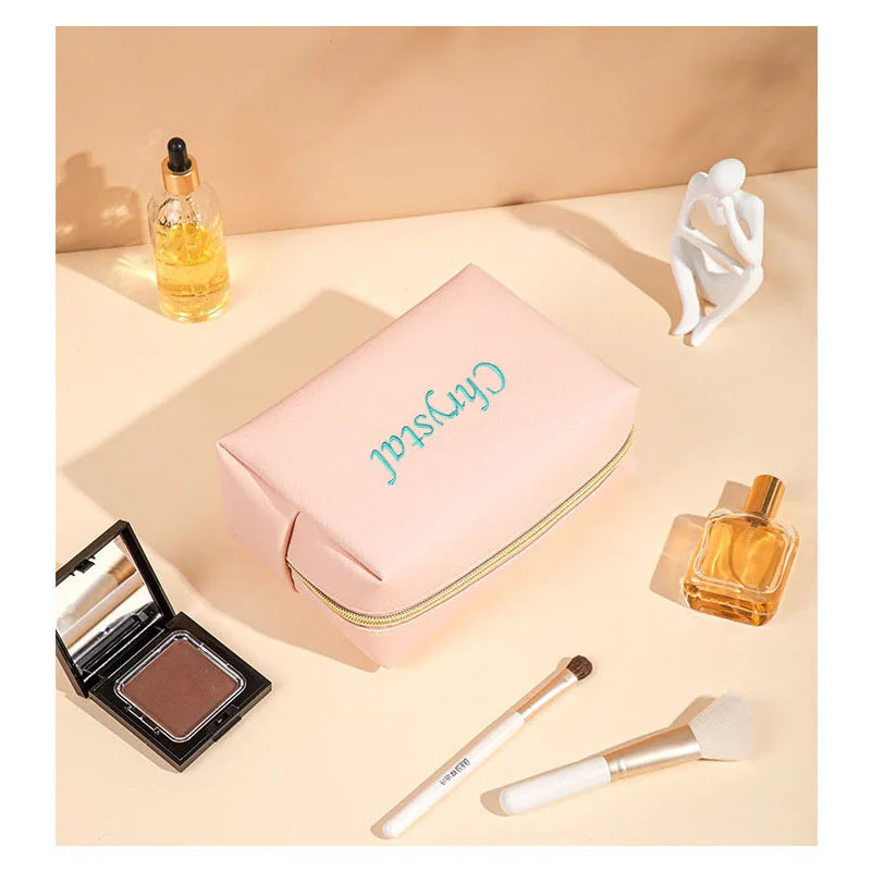 Trousse de maquillage brodée personnalisée, Portable en cuir PU Saffiano, Kits de cosmétiques de toilette imperméables pour hommes et femmes, Logo avec nom personnalisé